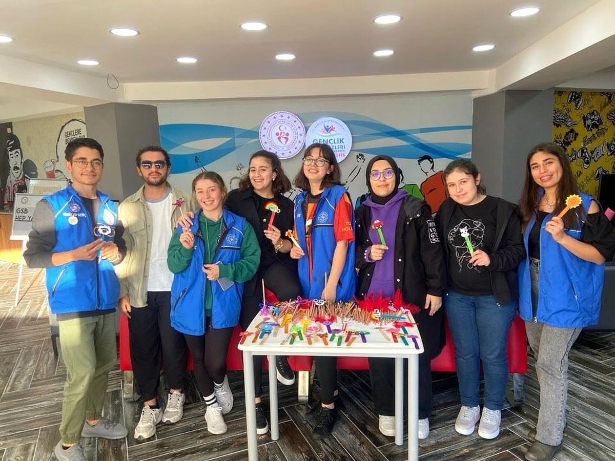 Aydın\'da Gençler Kırsal Mahalle Okullarına Yardım Ediyor