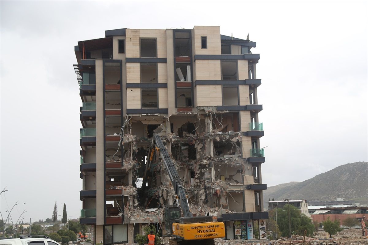 Hatay\'da depremden etkilenen 4 bina kontrollü olarak yıkıldı