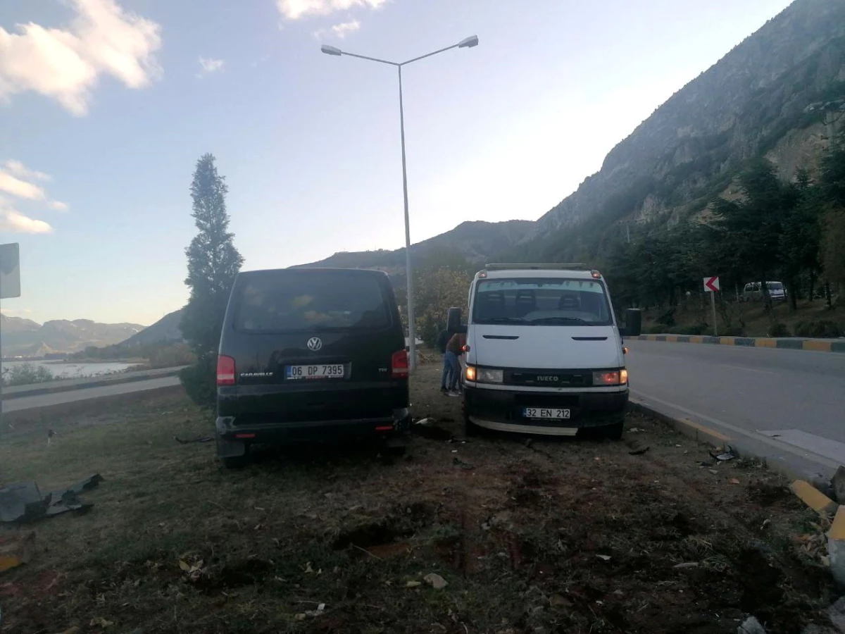 Isparta\'da otomobil ile minibüs çarpıştı, araçlar refüje çıkarak durabildi