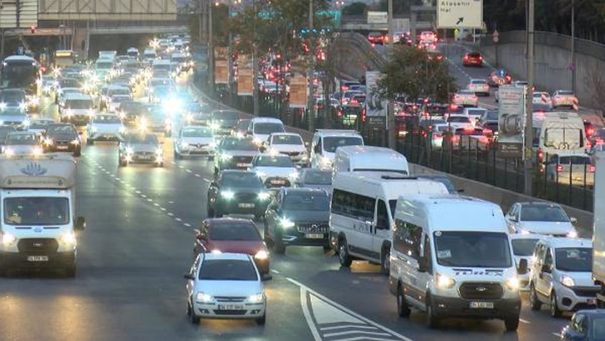 İstanbul\'da Okulların Açılmasıyla Trafik Yoğunluğu Oluştu