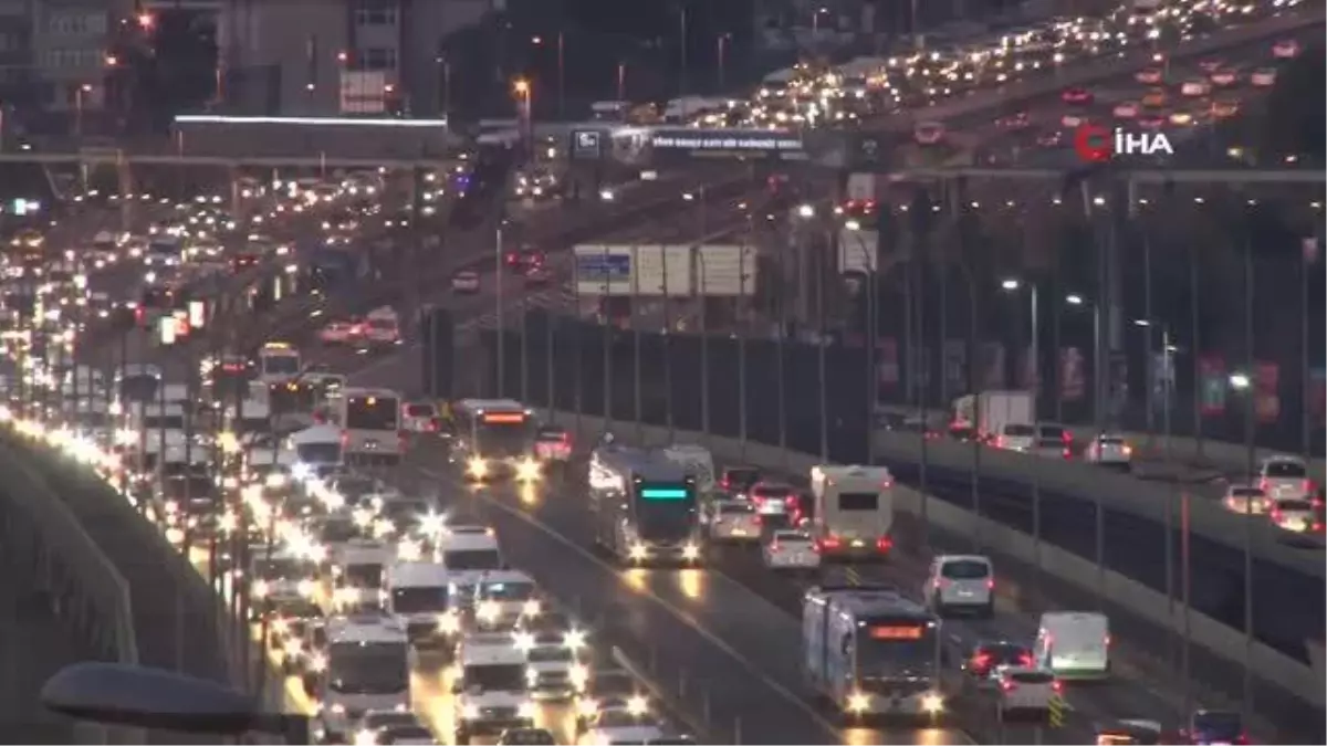 İstanbul'da okulların yeniden açılmasıyla sabah trafik yoğunluğu oluştu