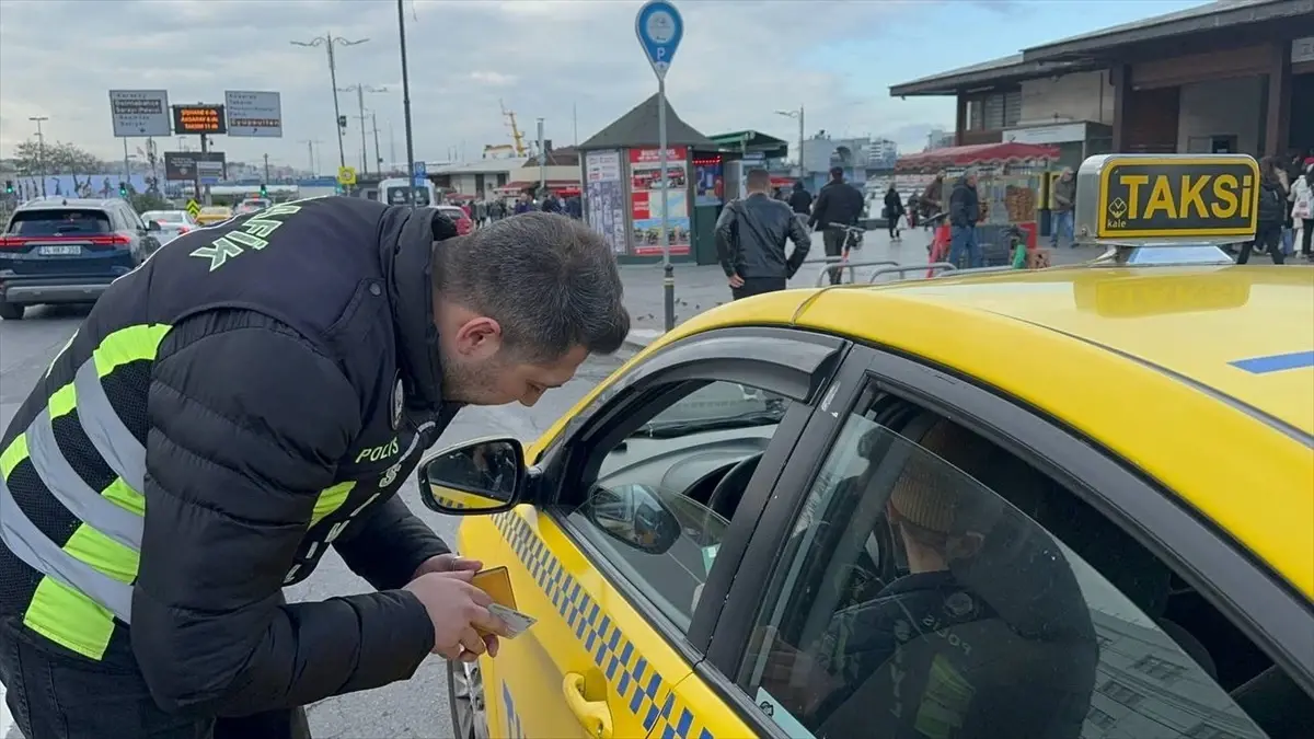 İstanbul\'da Taksicilere Denetim: Emniyet Kemeri Takmayanlara Cezalar Kesildi