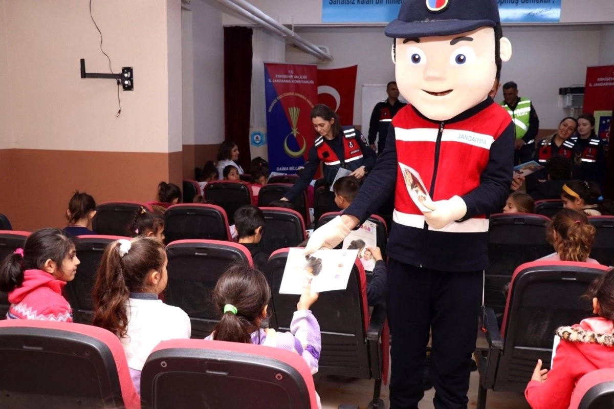 Eskişehir\'de Jandarma, Dünya Çocuk Hakları Günü\'nde İlkokul Öğrencilerini Ziyaret Etti