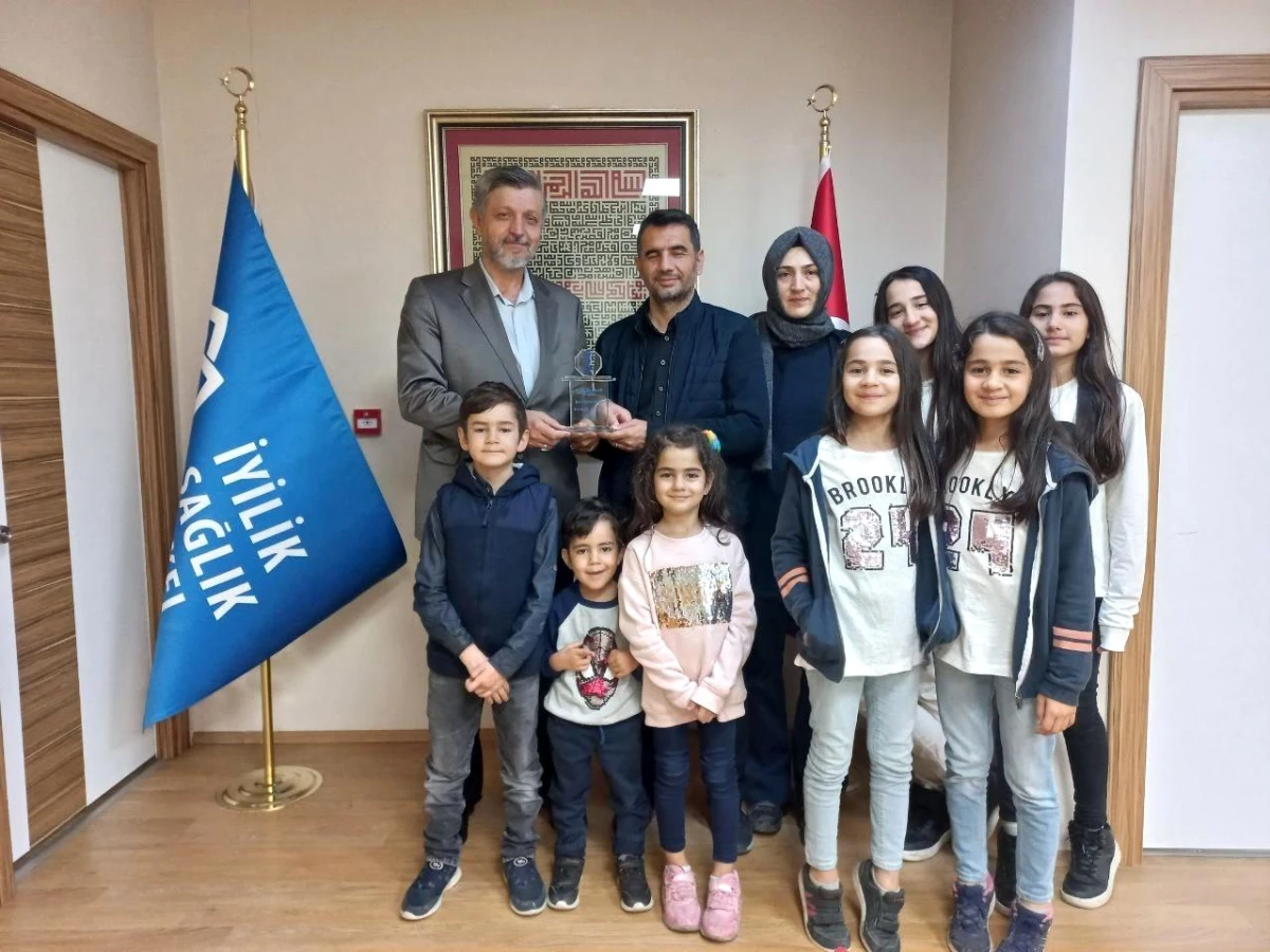 İyilik Sağlık Vakfı, 2022 İyilik Sağlık Ödülü\'nü Mustafa Akgün\'e verdi