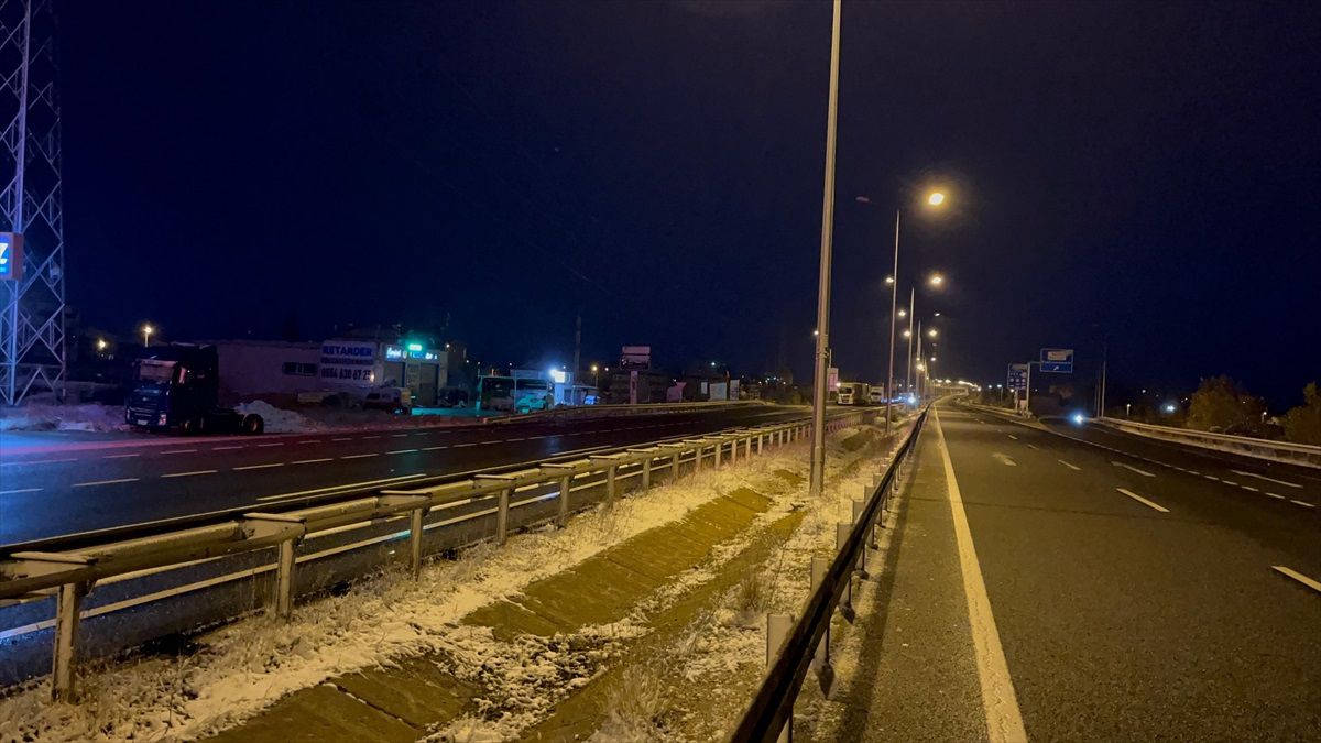 Kar yağışı nedeniyle kapanan D-100 İstanbul istikameti trafiğe açıldı