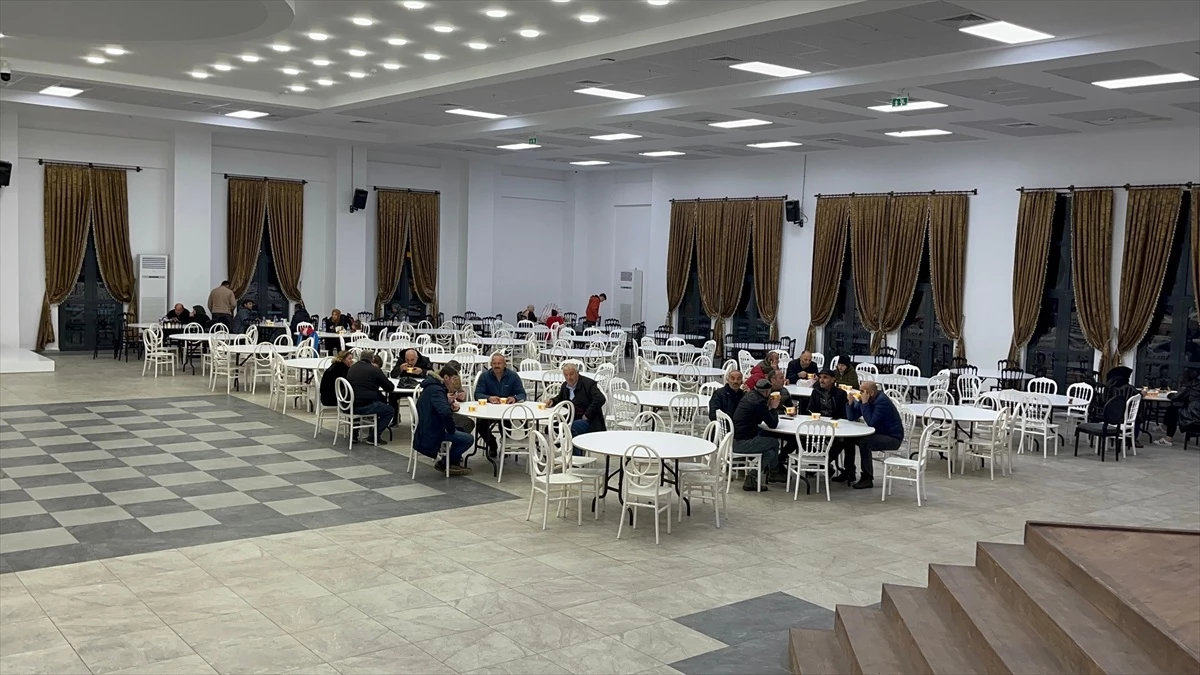 Kar yağışı nedeniyle yolda kalan vatandaşlar Çerkeş ilçesindeki kültür merkezine sığındı
