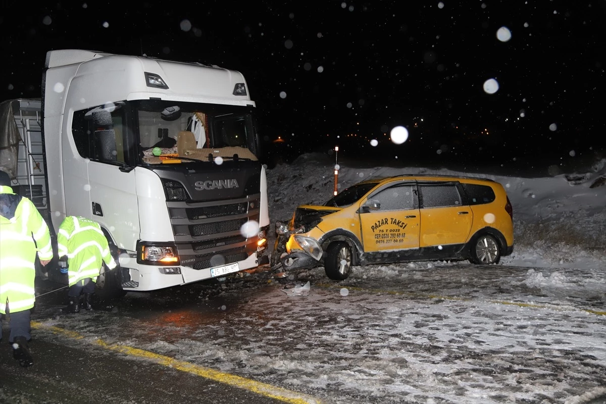 Kars\'ta kar yağışı nedeniyle taksinin tırla çarpışması sonucu 1 kişi öldü, 3 kişi yaralandı