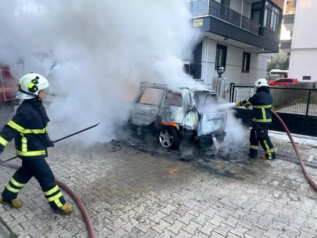 Kırklareli\'de park halinde alev alan otomobil itfaiye ekiplerince söndürüldü