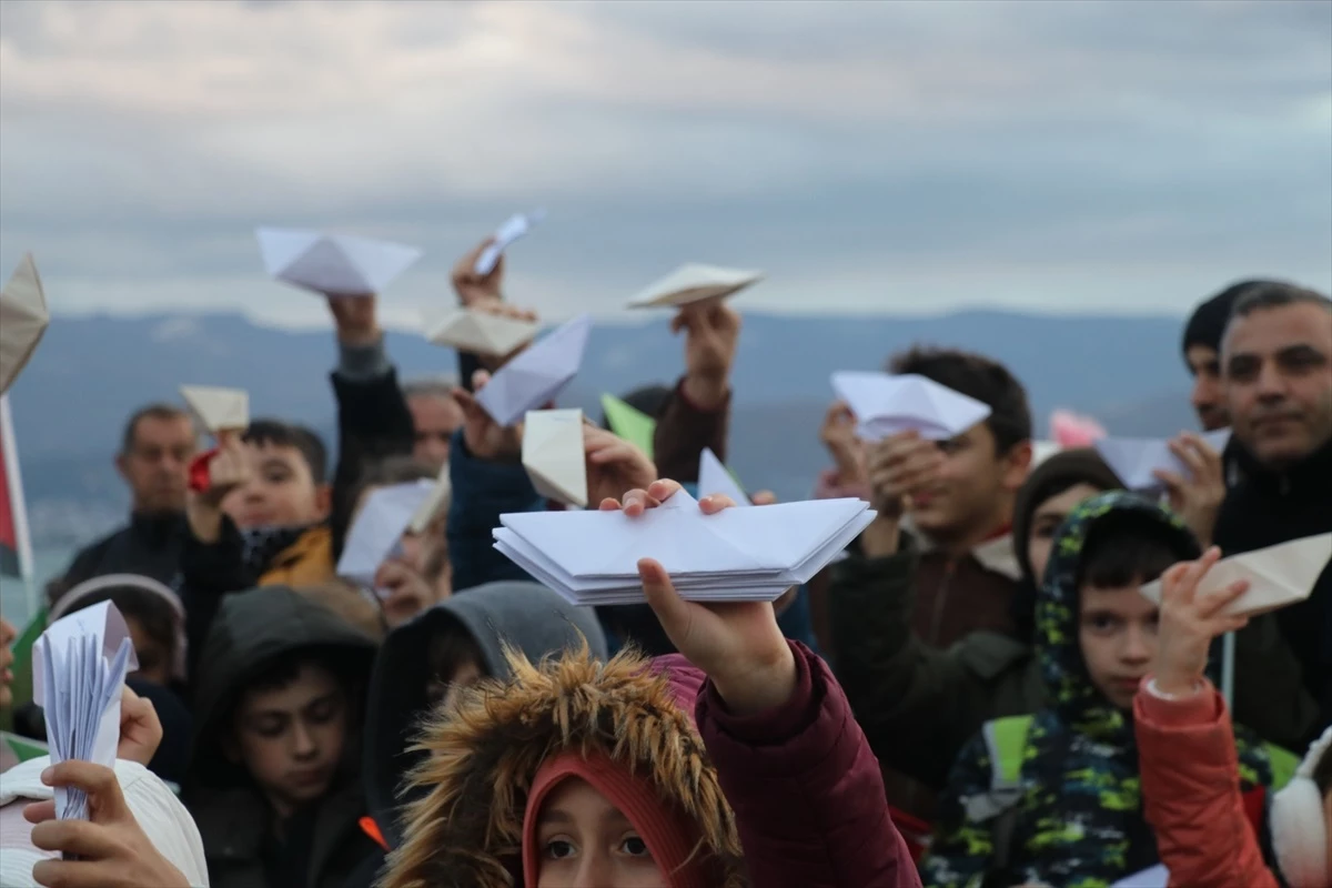 Kocaeli\'de çocuklar Gazze\'deki akranları için denize kağıttan gemi bıraktı