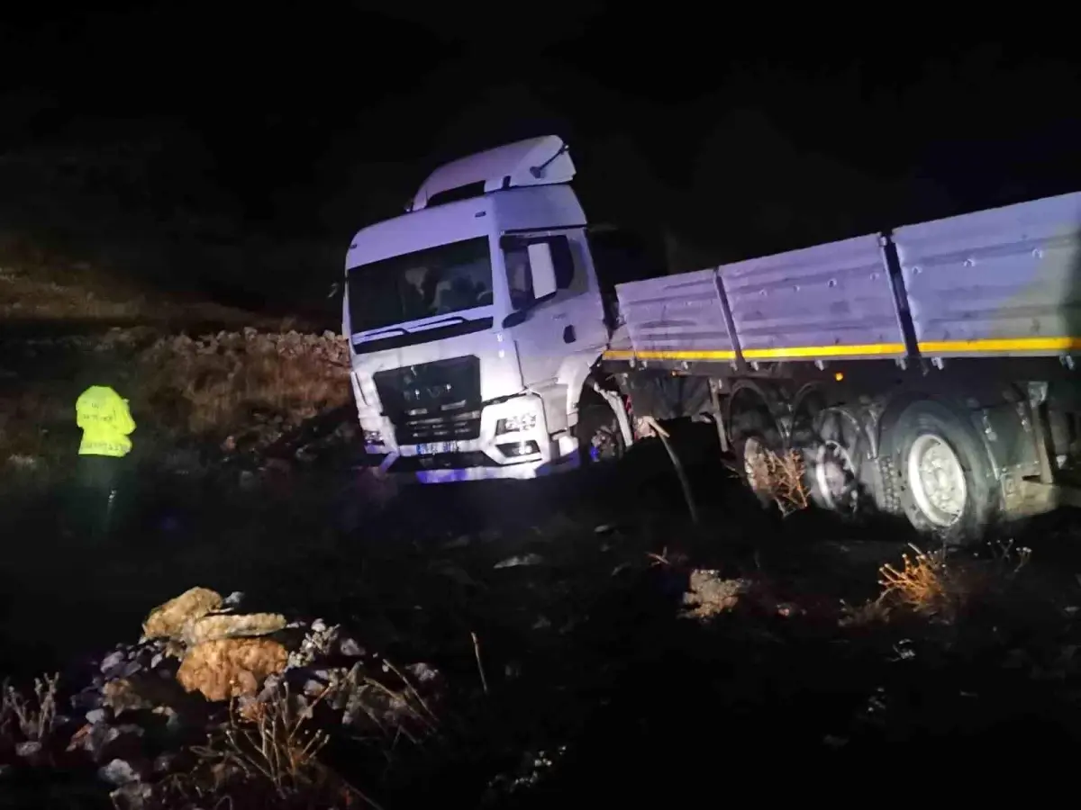 Malatya'da tır şarampole düştü, 1 kişi yaralandı