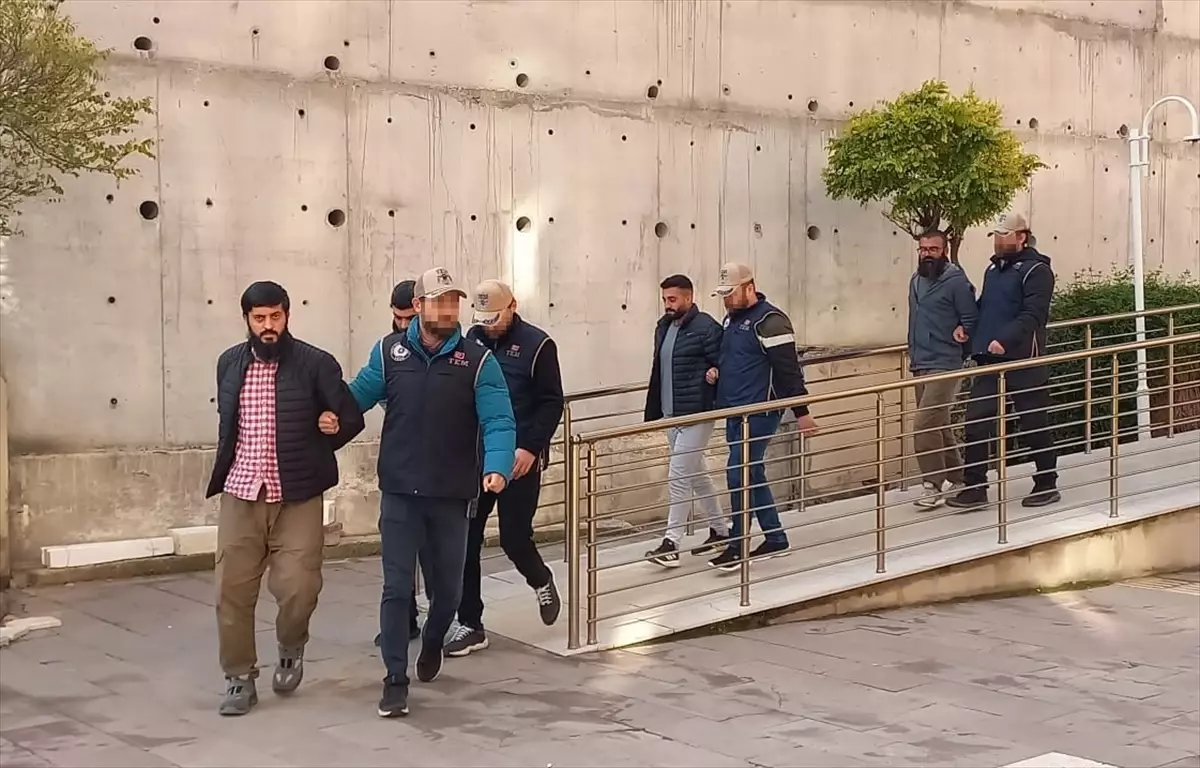 Manisa\'da DEAŞ Operasyonu: 4 Kişiden 1\'i Tutuklandı