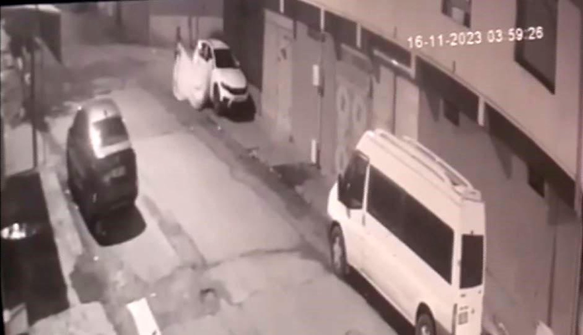 Şanlıurfa\'da Bir Kişi Otomobilin Üzerindeki Brandayı Çaldı