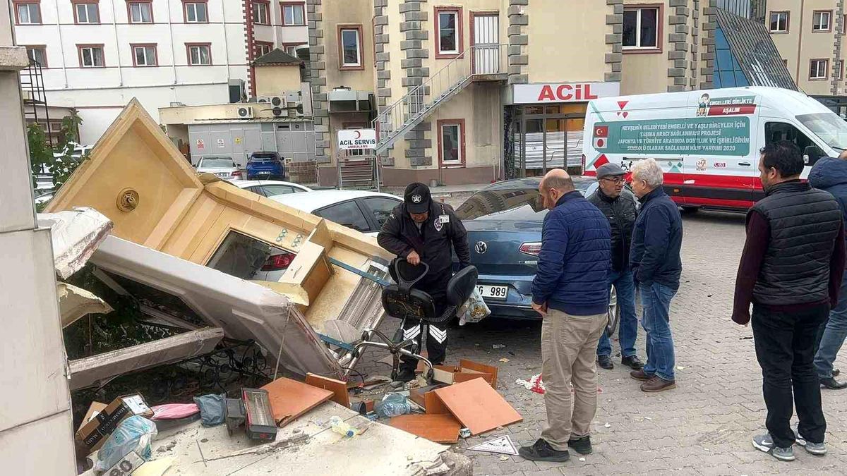 Nevşehir\'de Sürücü Rahatsızlandı: Güvenlik Kulübesine ve 3 Araça Çarptı