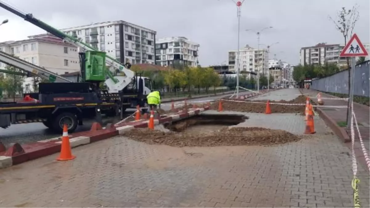 Sağanak nedeniyle yol çöktü, trafiğe kapatıldı