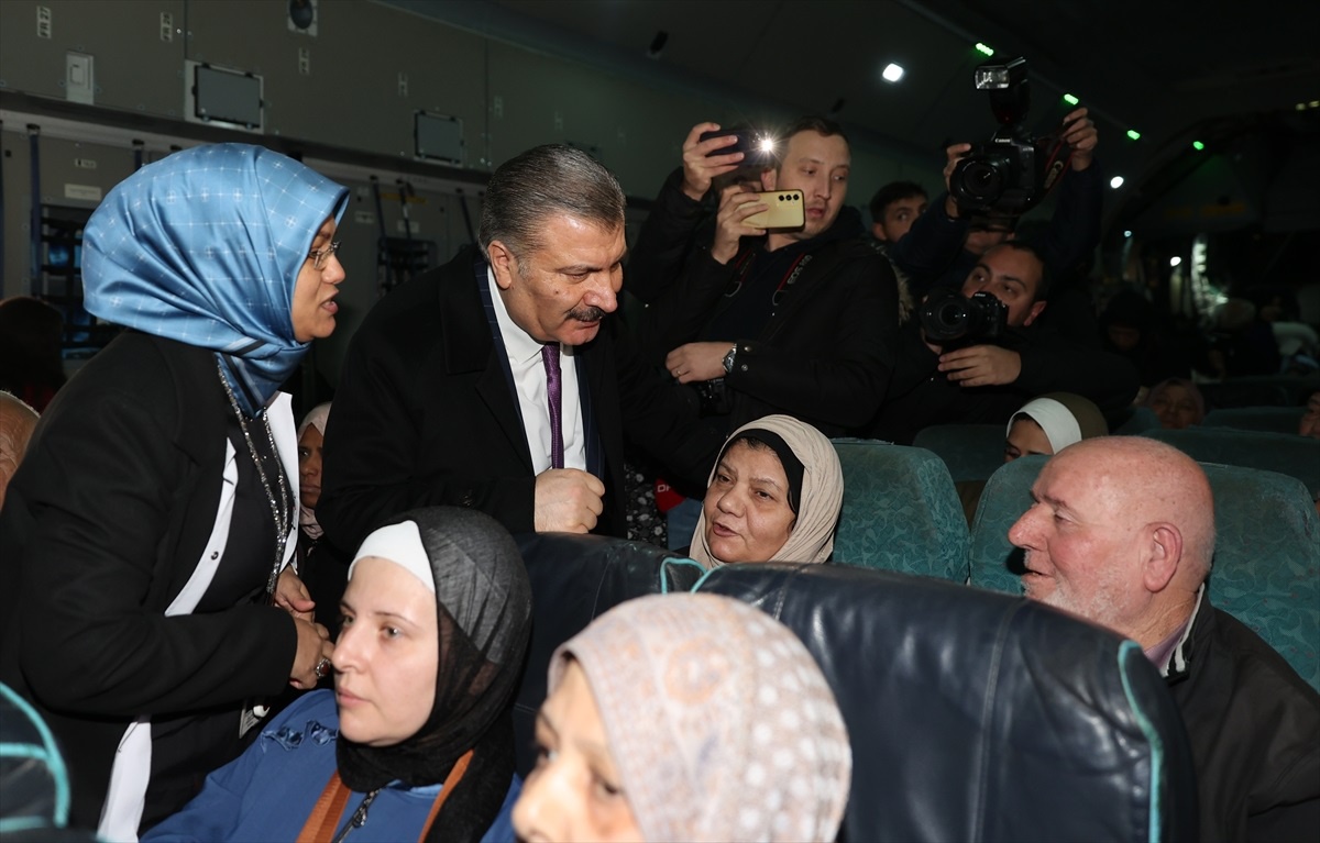 Sağlık Bakanı Koca, Gazzeli hastaları havaalanında karşıladı Açıklaması
