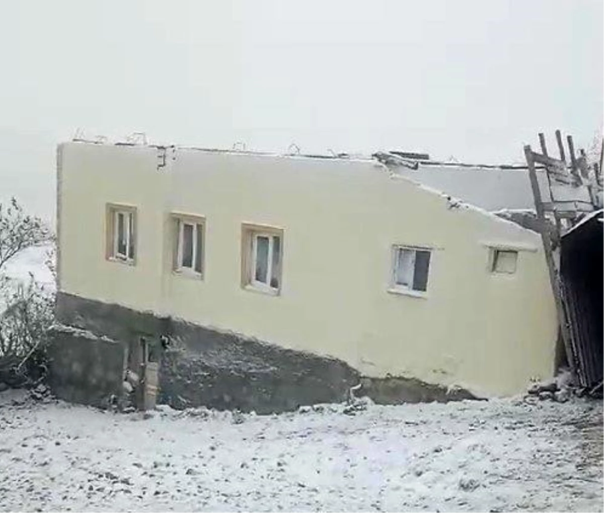 Çerkeş ilçesinde şiddetli rüzgar caminin çatısını uçurdu