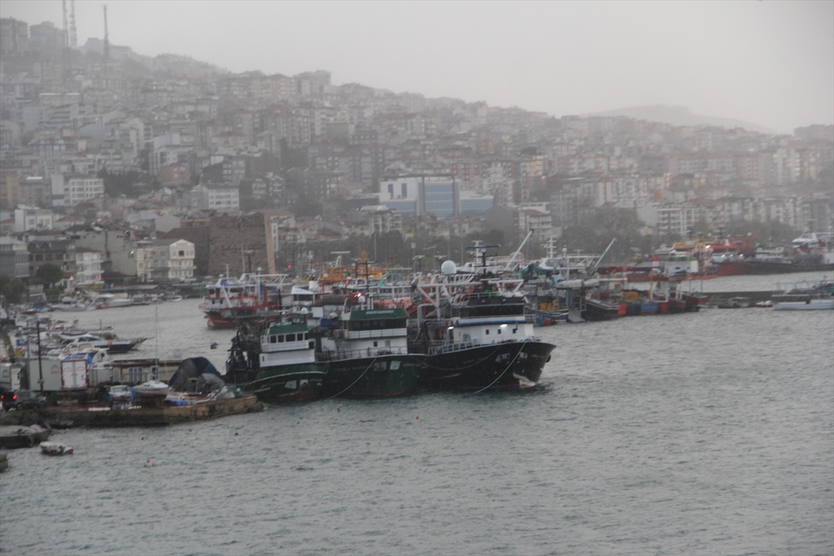 Karadeniz\'de Fırtına Nedeniyle Gemiler Sinop Limanına Demirledi