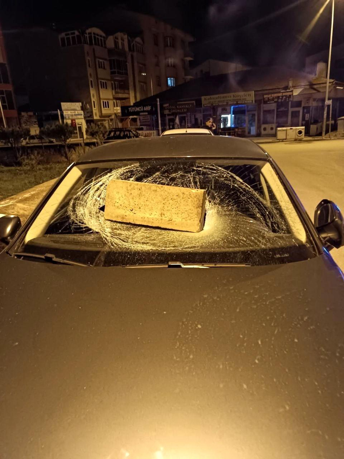 Şarkışla\'da araç camına bordür taşı saplandı