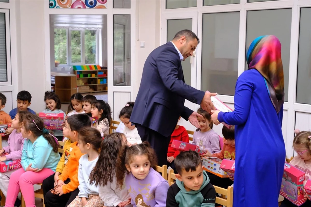 Sorgun Belediye Başkan Ekinci, çocuklara oyuncak hediye etti