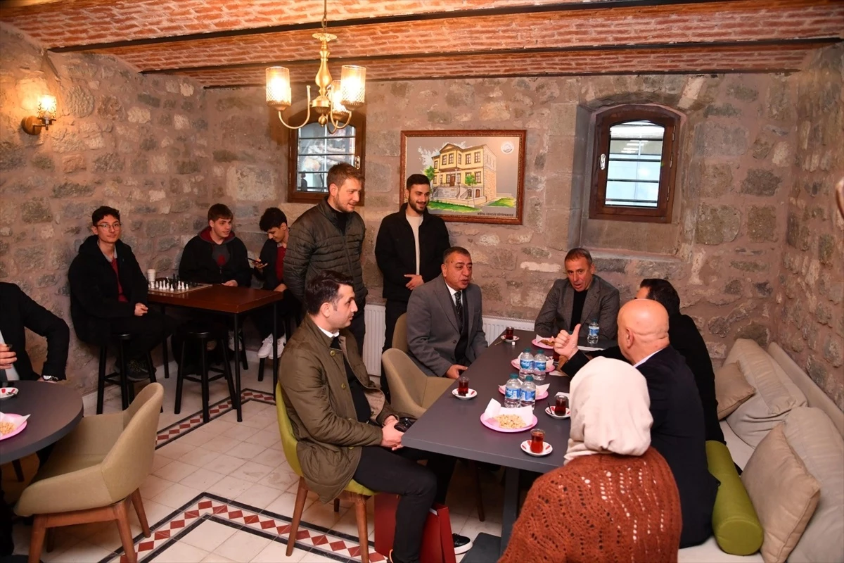 Trabzonspor Teknik Direktörü Abdullah Avcı, Ortahisar Belediye Başkanı Ahmet Metin Genç\'i ziyaret etti