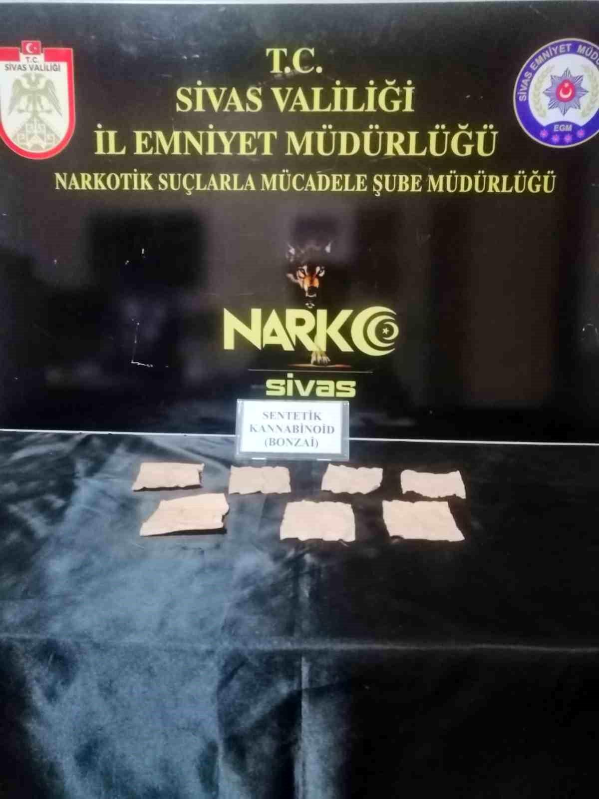 Sivas ve Şarkışla\'da Uyuşturucu Operasyonu: Binlerce Kağıt Peçeteye Emdirilmiş Madde Ele Geçirildi