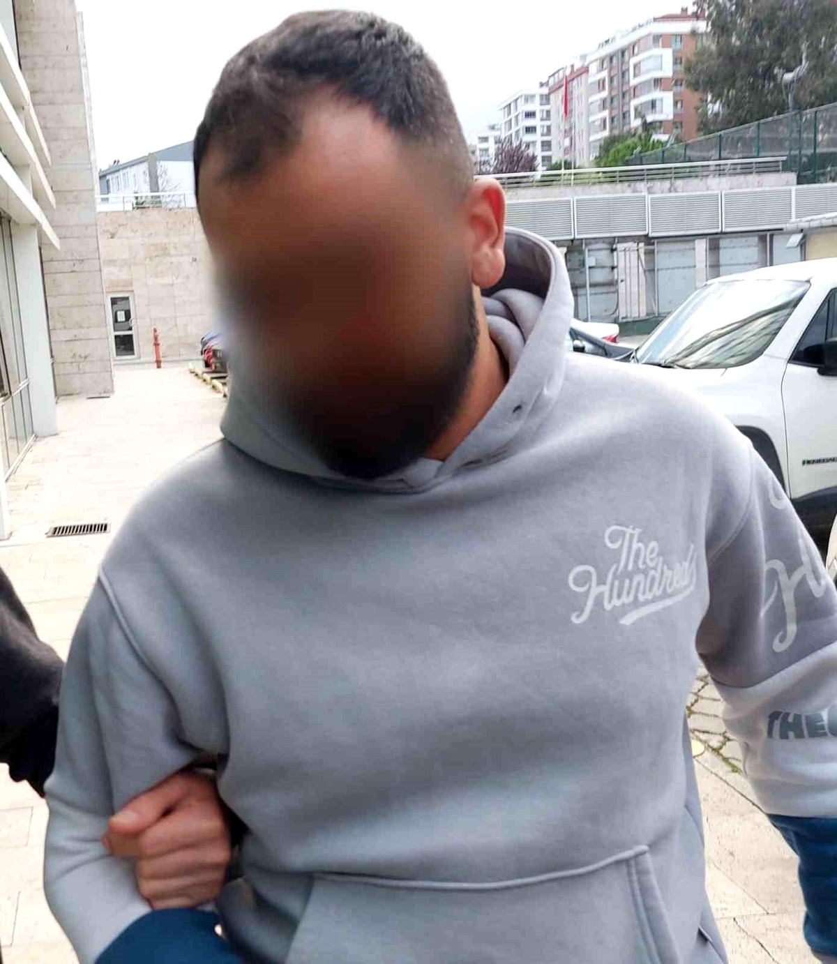 Samsun\'da uyuşturucu ticaretinden gözaltına alınan zanlı adliyeye sevk edildi