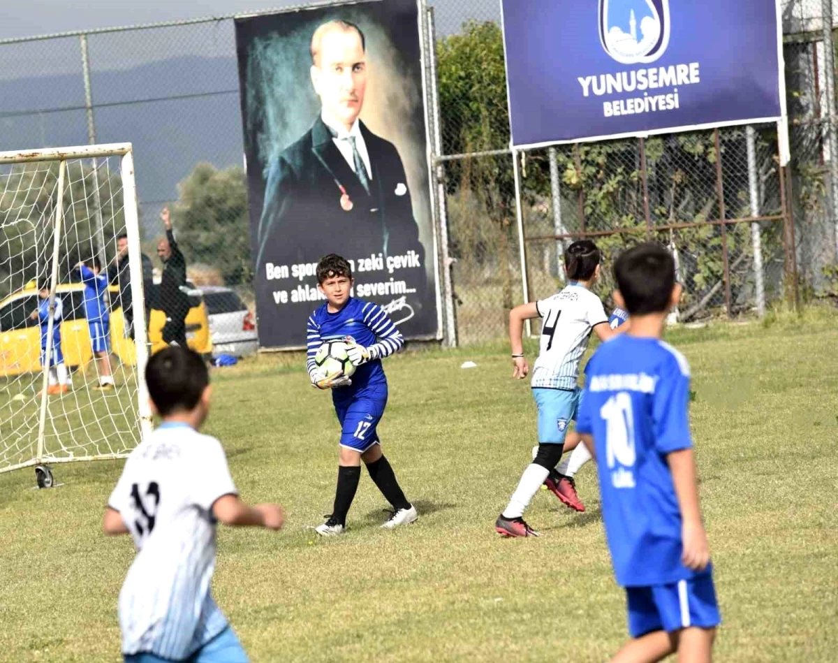 Yunusemre Belediyespor tarafından düzenlenen 100. Yıl Ara Tatil Futbol Turnuvası büyük ilgi gördü