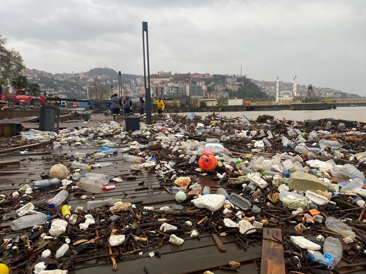 Zonguldak Limanı\'nda Sağanak ve Fırtına Sonrası Çöpler Birikti