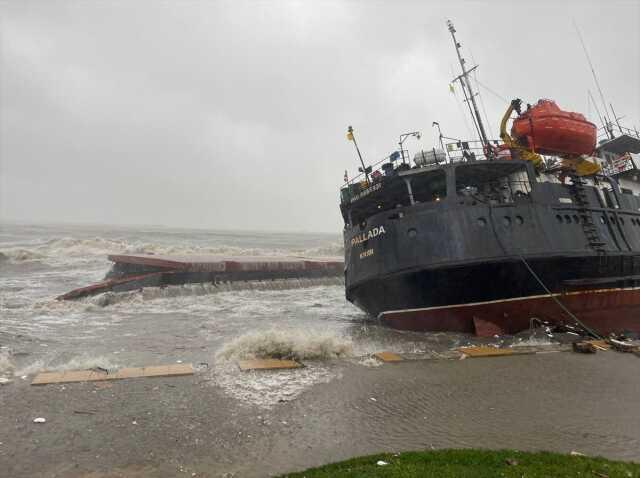 Zonguldak'ta karaya oturan geminin mürettebatının yardım çağrısı