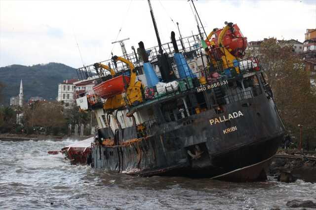 Zonguldak'ta karaya oturan geminin mürettebatının yardım çağrısı