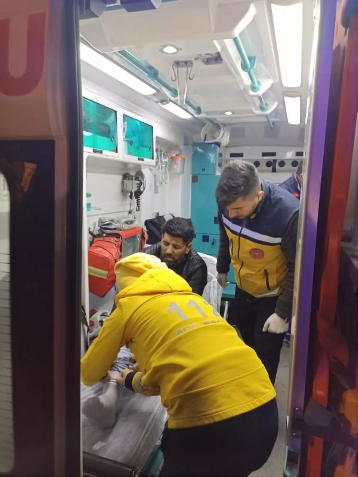 Kapalı köy yolunda kaza: Ayağı kırılan kişi hastaneye ulaştırıldı