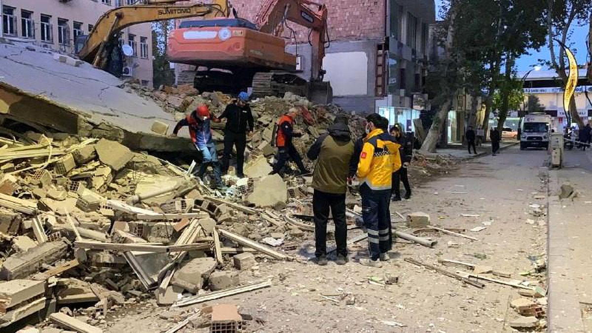 Adıyaman\'da aniden çöken 5 katlı ağır hasarlı bina paniğe neden oldu