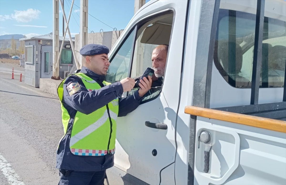 Ağrı\'da yapılan trafik denetimlerinde 25 araç trafikten men edildi