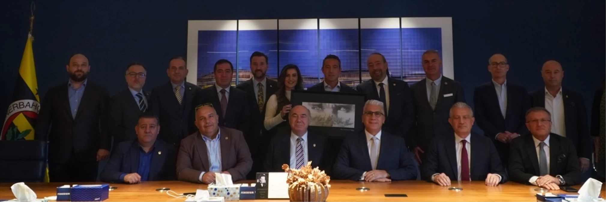 Fenerbahçe Başkanı Ali Koç, Ankara Fenerbahçeliler Derneği Yönetim Kurulu\'nu kabul etti