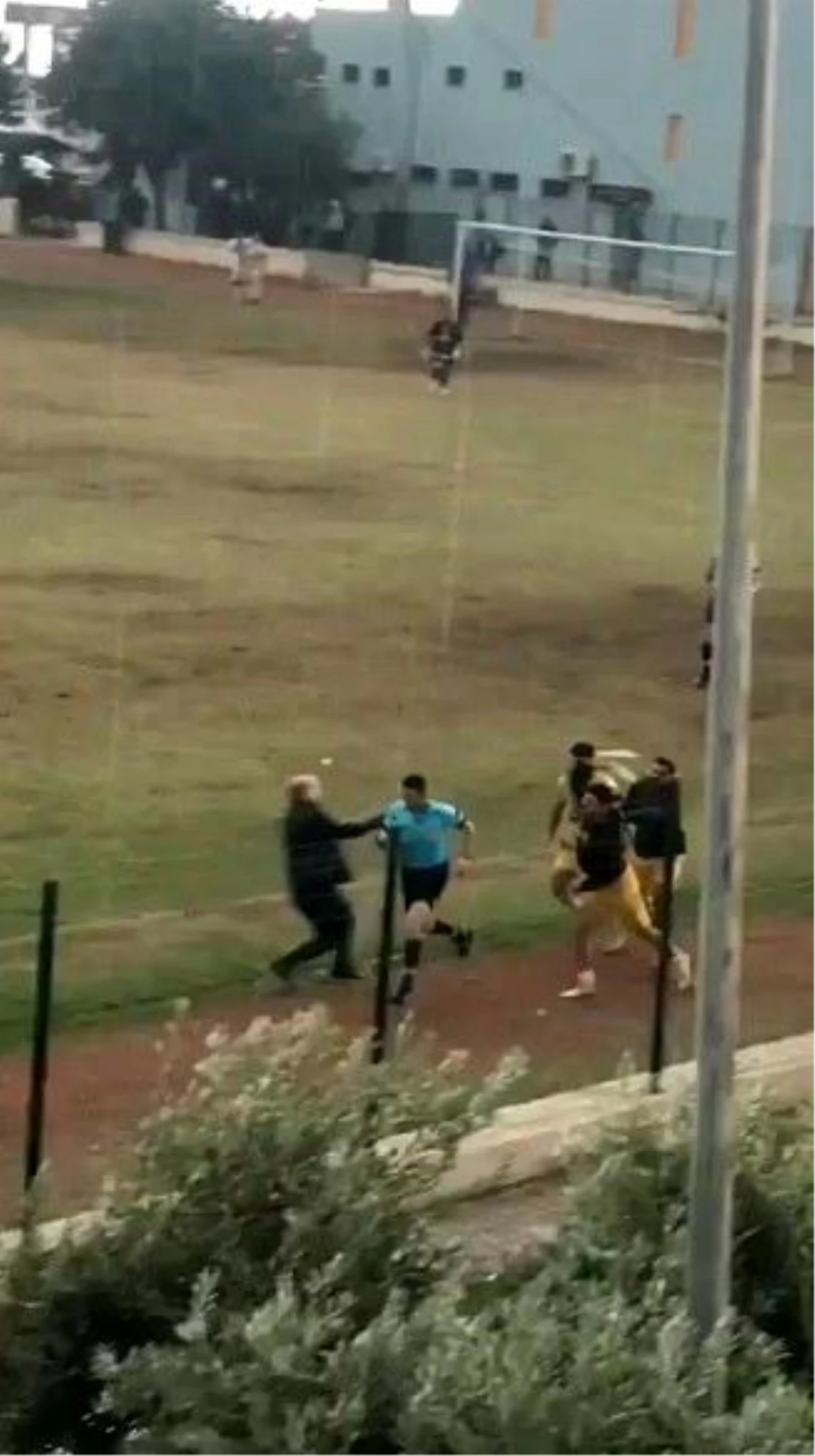 Mersin\'de Futbolcu Kramponlarla Hakemlere Saldırdı