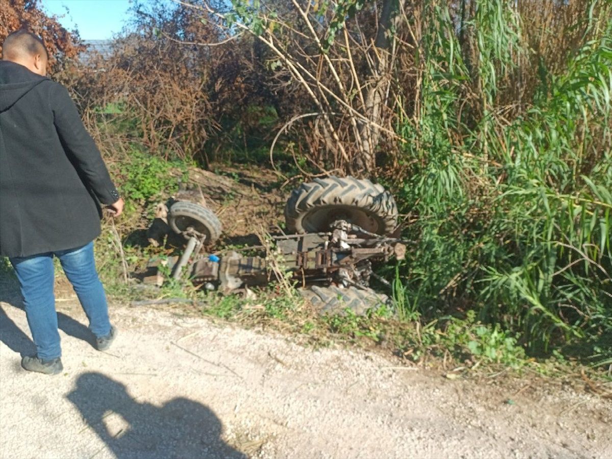 Antalya\'da devrilen traktörün sürücüsü yara almadan kurtuldu