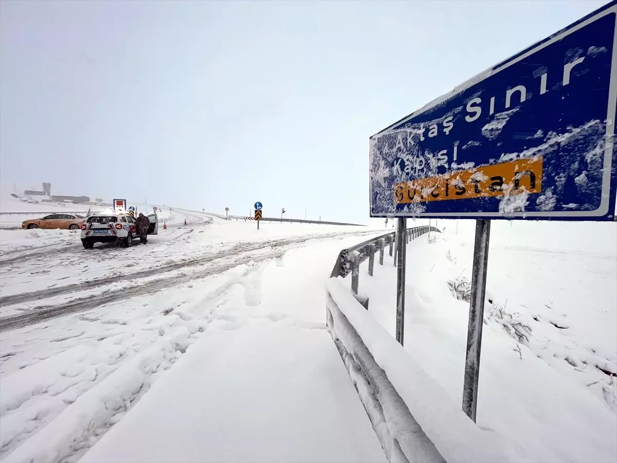 Ardahan\'da Kar ve Buzlanma Nedeniyle Aşık Şenlik Tüneli\'nde Ulaşım Kontrollü Yapılıyor