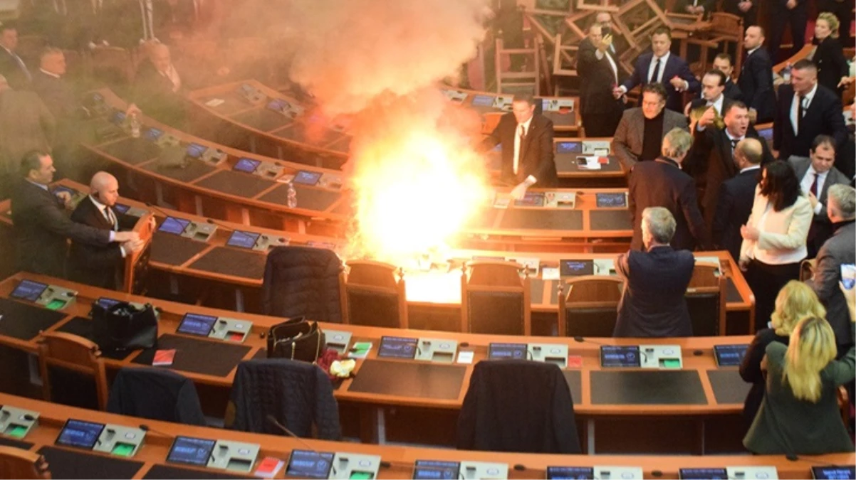 Arnavutluk Meclisi\'nde sis bombası atan vekiller yangın çıkardı