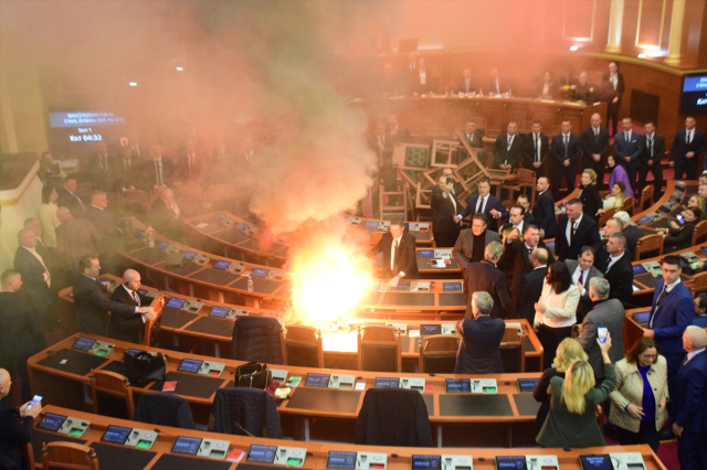 Arnavutluk Meclisi'nde sis bombası atan vekiller yangın çıkardı