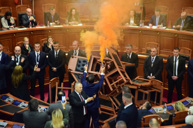 Arnavutluk Meclisi'nde sis bombası atan vekiller yangın çıkardı