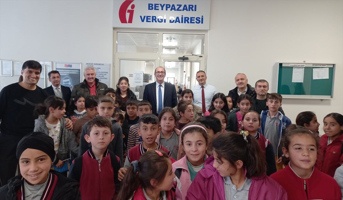 Beypazarı\'nda öğrenciler Vergi Dairesi Müdürlüğünü ziyaret etti