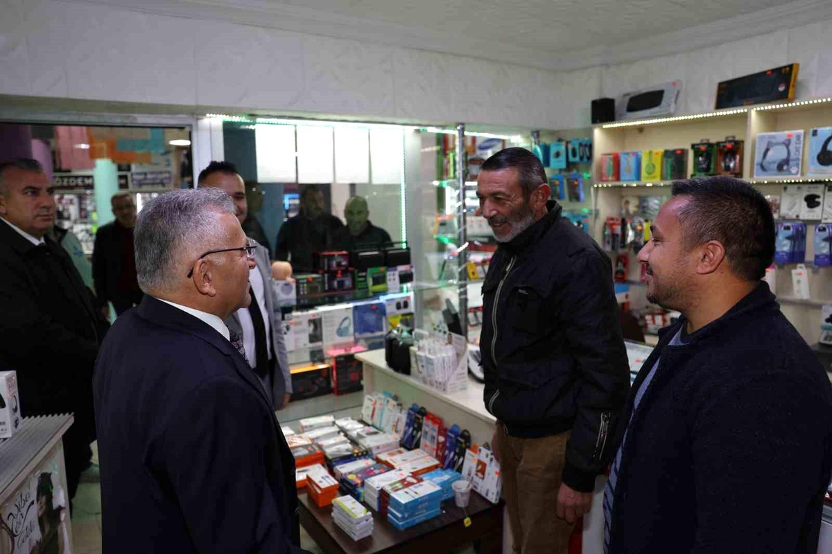 Kayseri Büyükşehir Belediye Başkanı Hunat Çarşısı\'nda Esnafla Buluştu