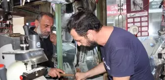 Çanakkale'de 10 yaşındaki çocuk anahtar yapıyor