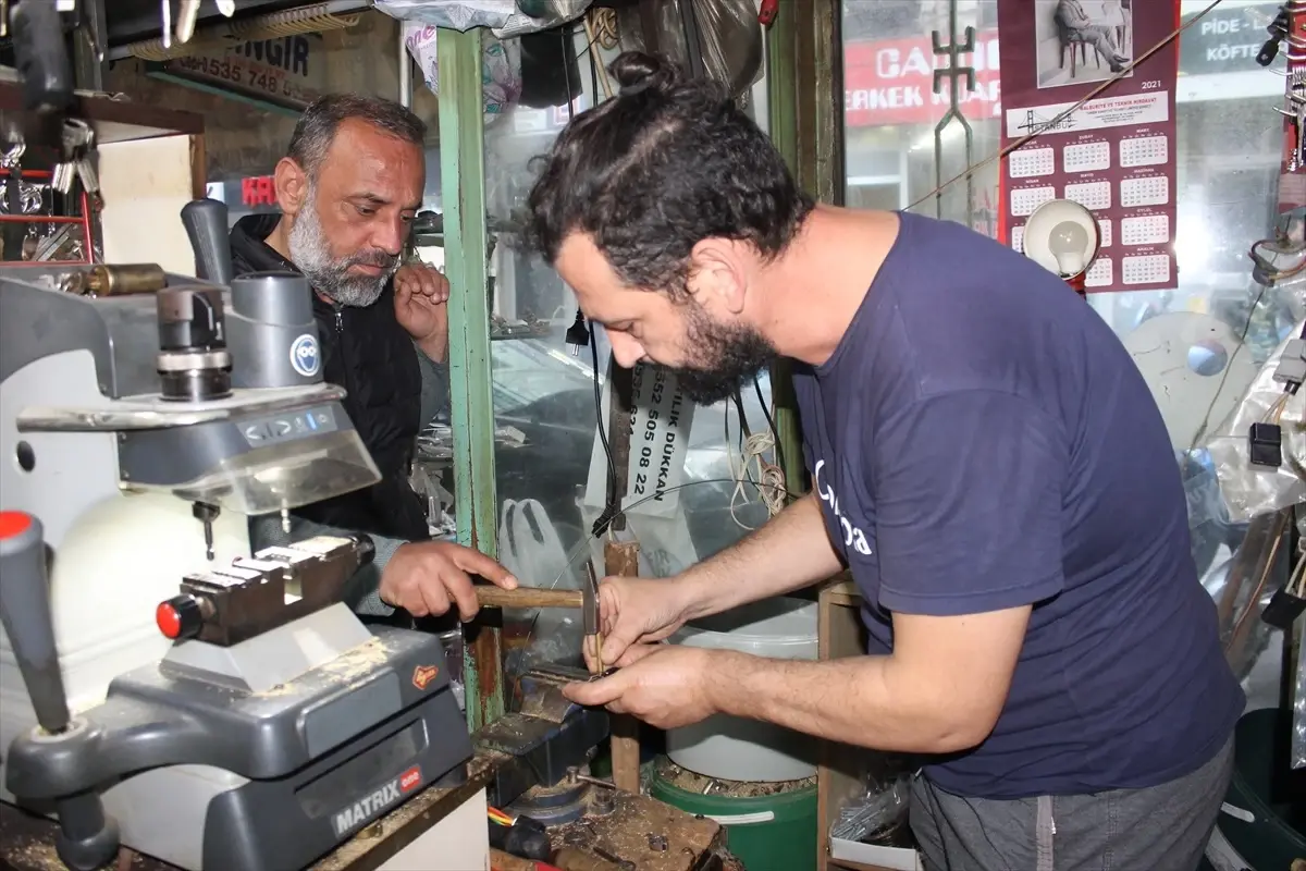 Çanakkale\'de 10 yaşındaki çocuk anahtar yapıyor