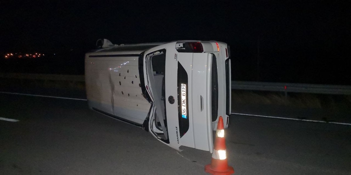 Çorum\'da minibüsle otomobil çarpıştı: 3 yaralı