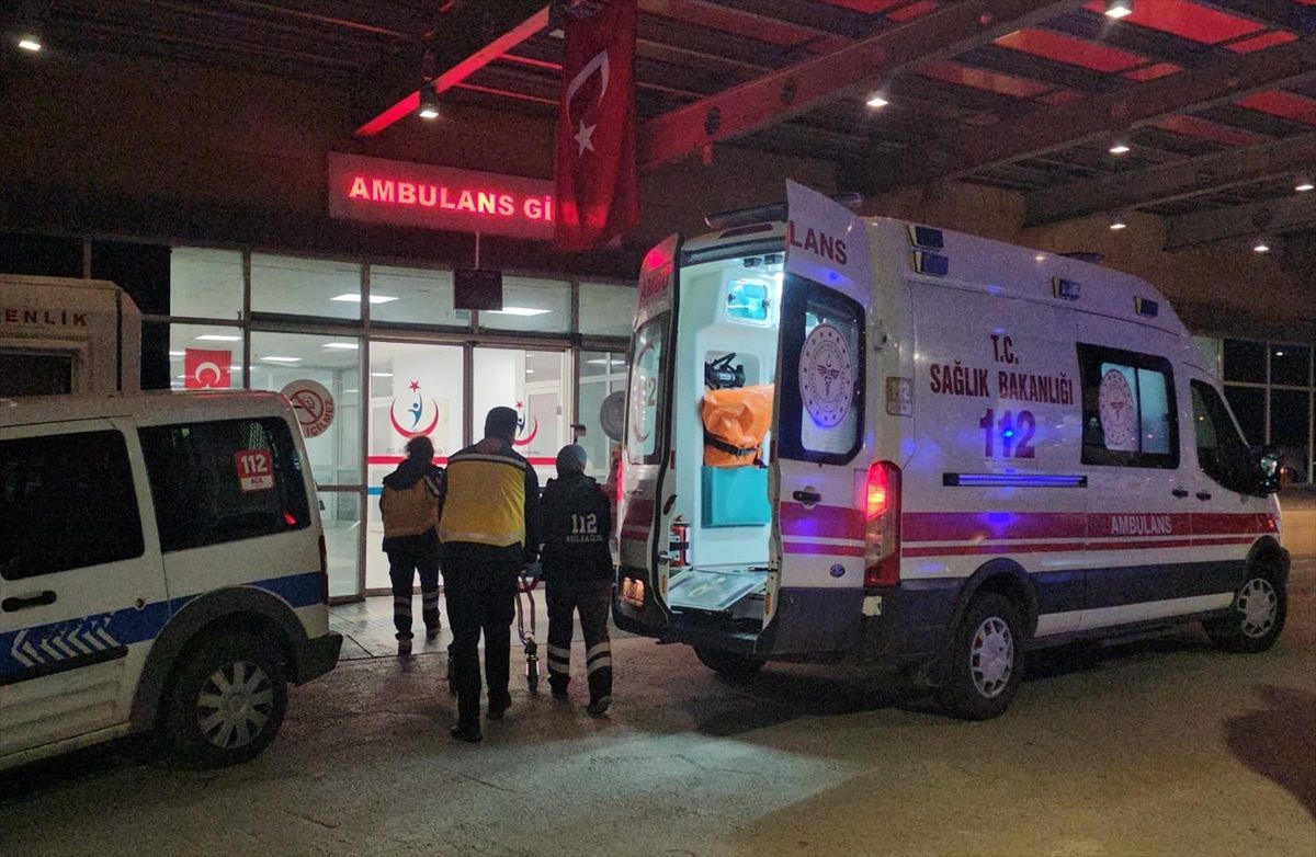 Çorum\'da Otomobil ile Hafif Ticari Araç Çarpıştı: 4 Yaralı