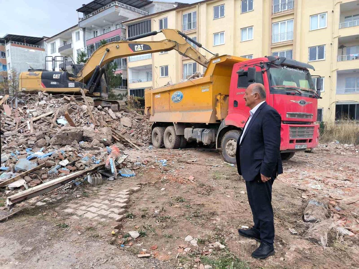Malatya\'da deprem sonrası ağır hasarlı binalar yıkılıyor