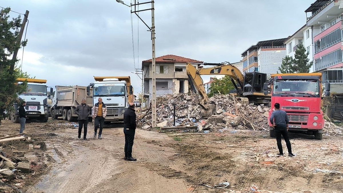 Malatya\'da deprem sonrası ağır hasarlı binalar yıkılıyor