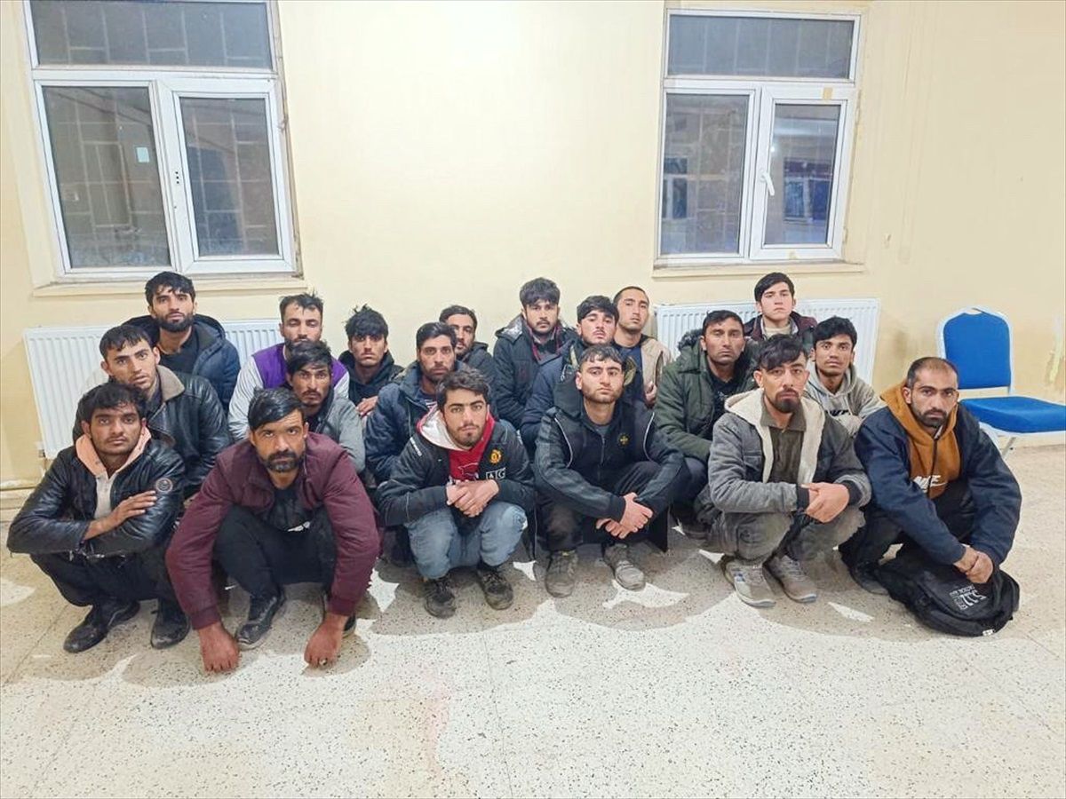 Doğubayazıt\'ta Metruk Binada 19 Düzensiz Göçmen Yakalandı