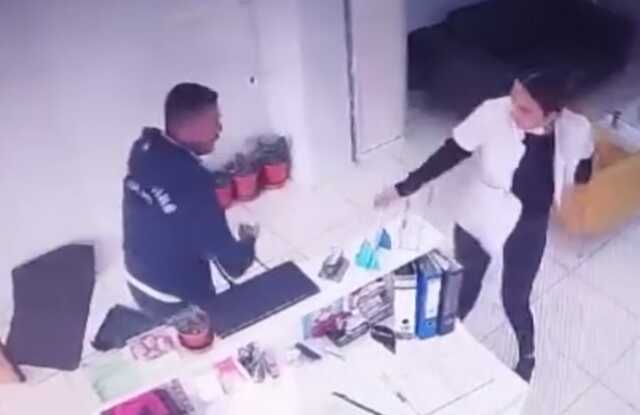 'Dudağıma ne yaptınız?' deyip önce diş hekimini darbetti, ardından ofisi dağıttı 'Dudağıma ne yaptınız?' deyip önce diş hekimini darbetti, ardından ofisi dağıttı
